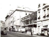 Robna kuća 'Standard konfekcija'. Montažni paviljon sa Zagrebačkog Velesajma. Izgorjela na staru godinu 1980. i od tada parcela služi kao parkiralište